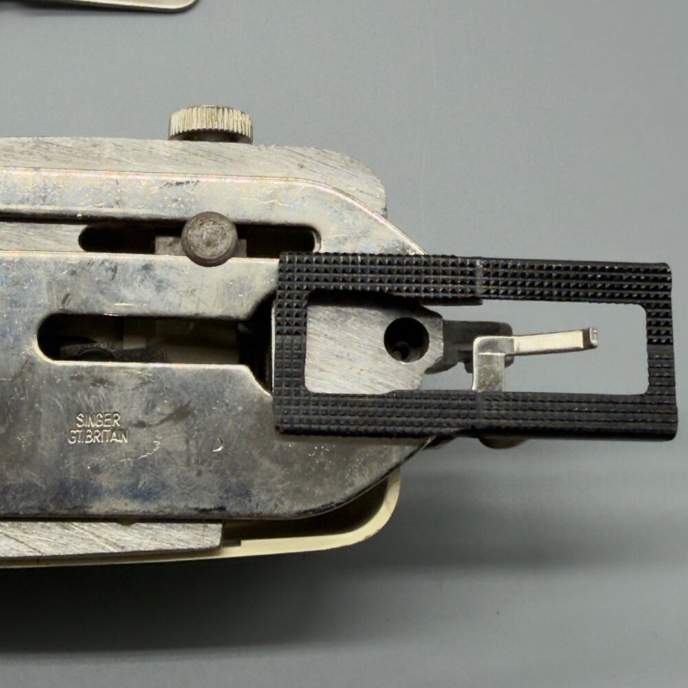 Singer Vintage Professional Buttonholer SIMS 4642 38116 Extra Attachments - Picture 12 of 16